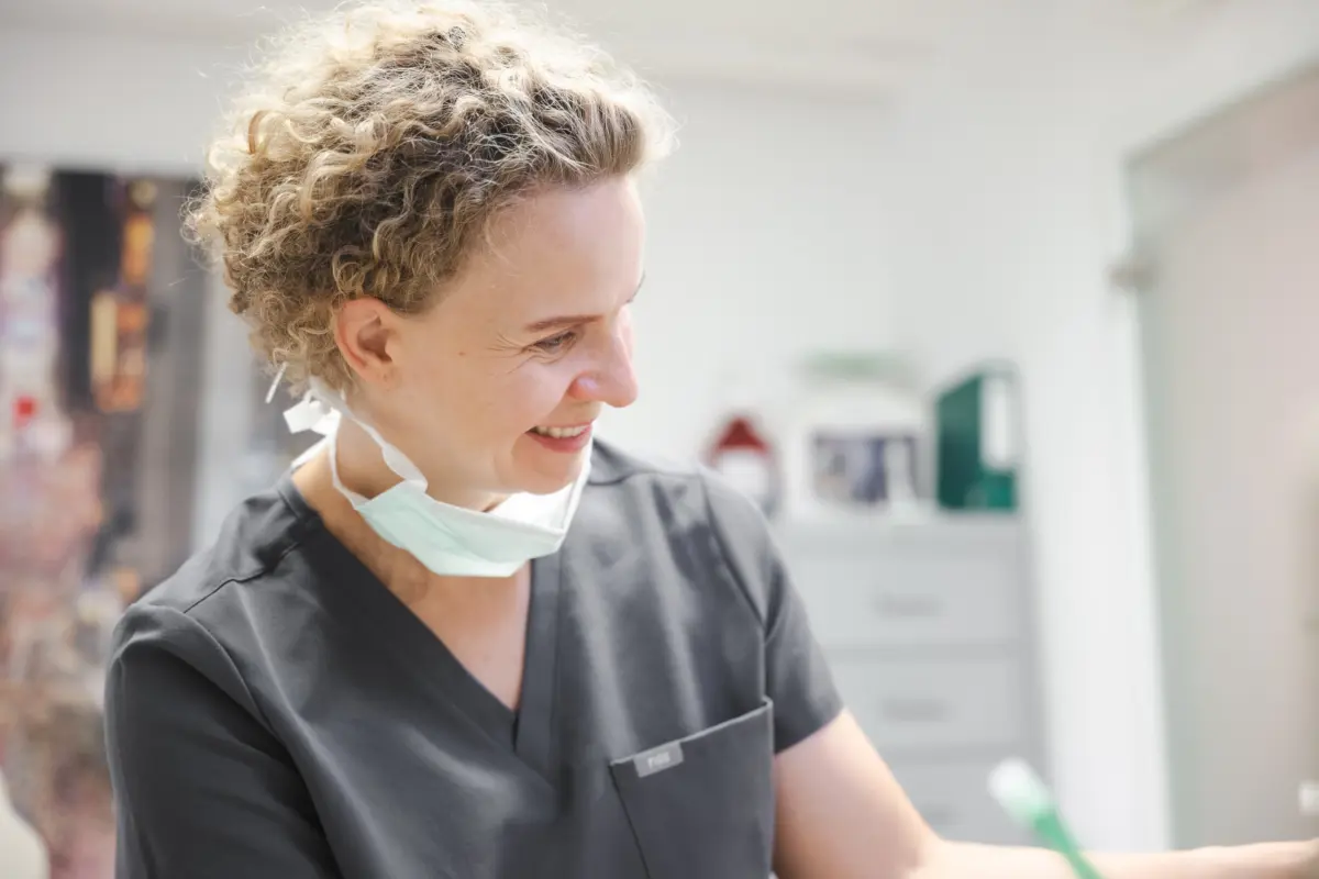 Dr. Natalia Kaschuba während einer Behandlung