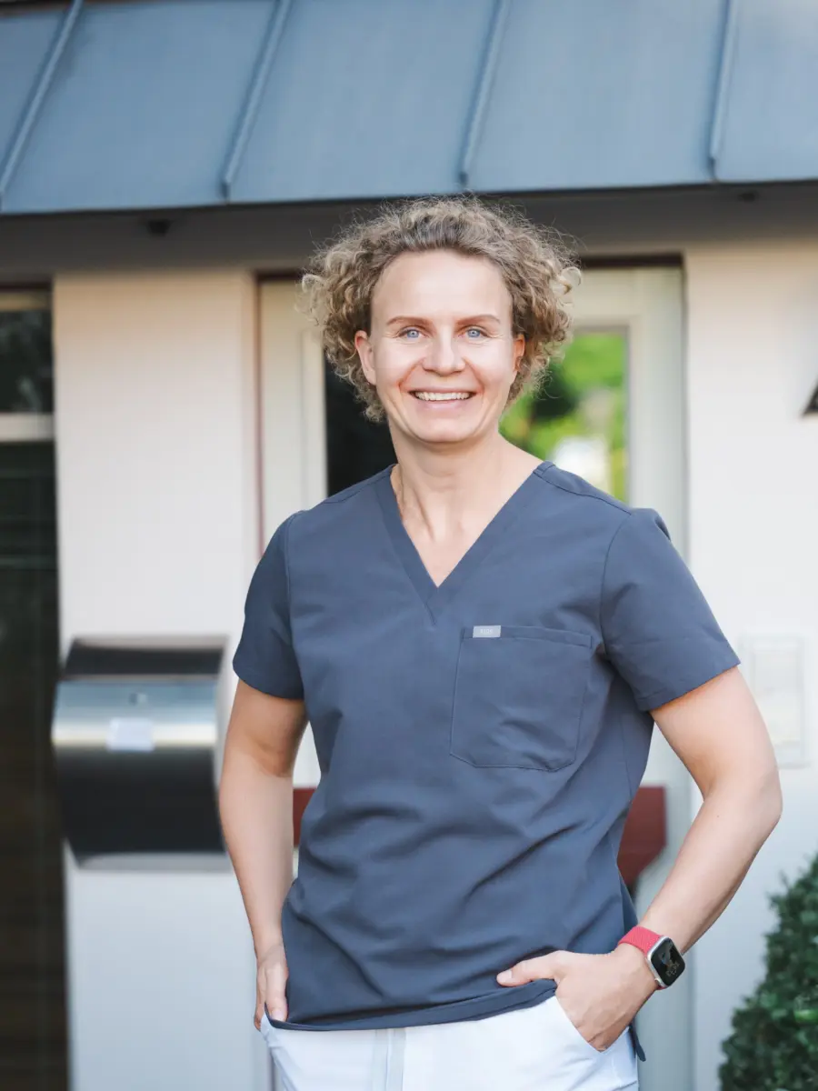 Dr. Natalia Kaschuba vor dem Eingang ihrer Praxis in Bad Breisig