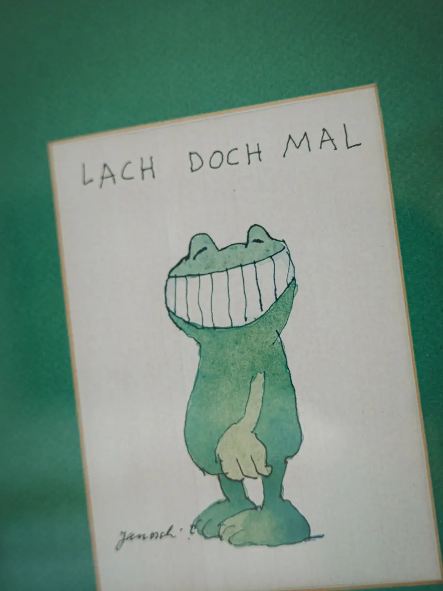 Gerahmte Zeichnung in der Praxis: ein grinsendes Krokodil mit dem Schriftzug „Lach doch mal“