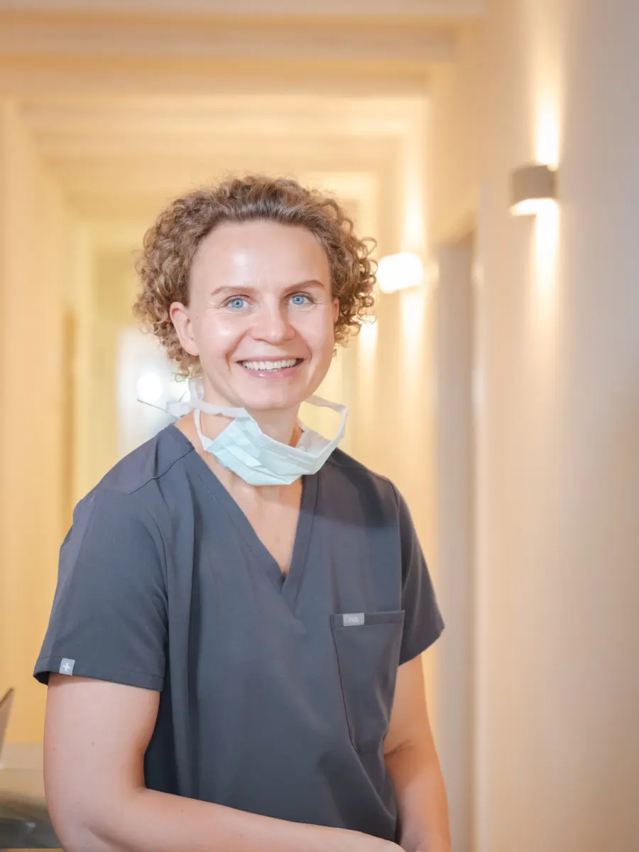 Dr. Natalia Kaschuba an der Anmeldung der Praxis