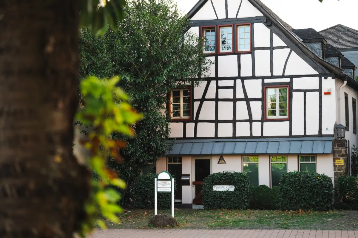 Das Fachwerkhaus der Zahnarztpraxis Dr. Kaschuba in Bad Breisig